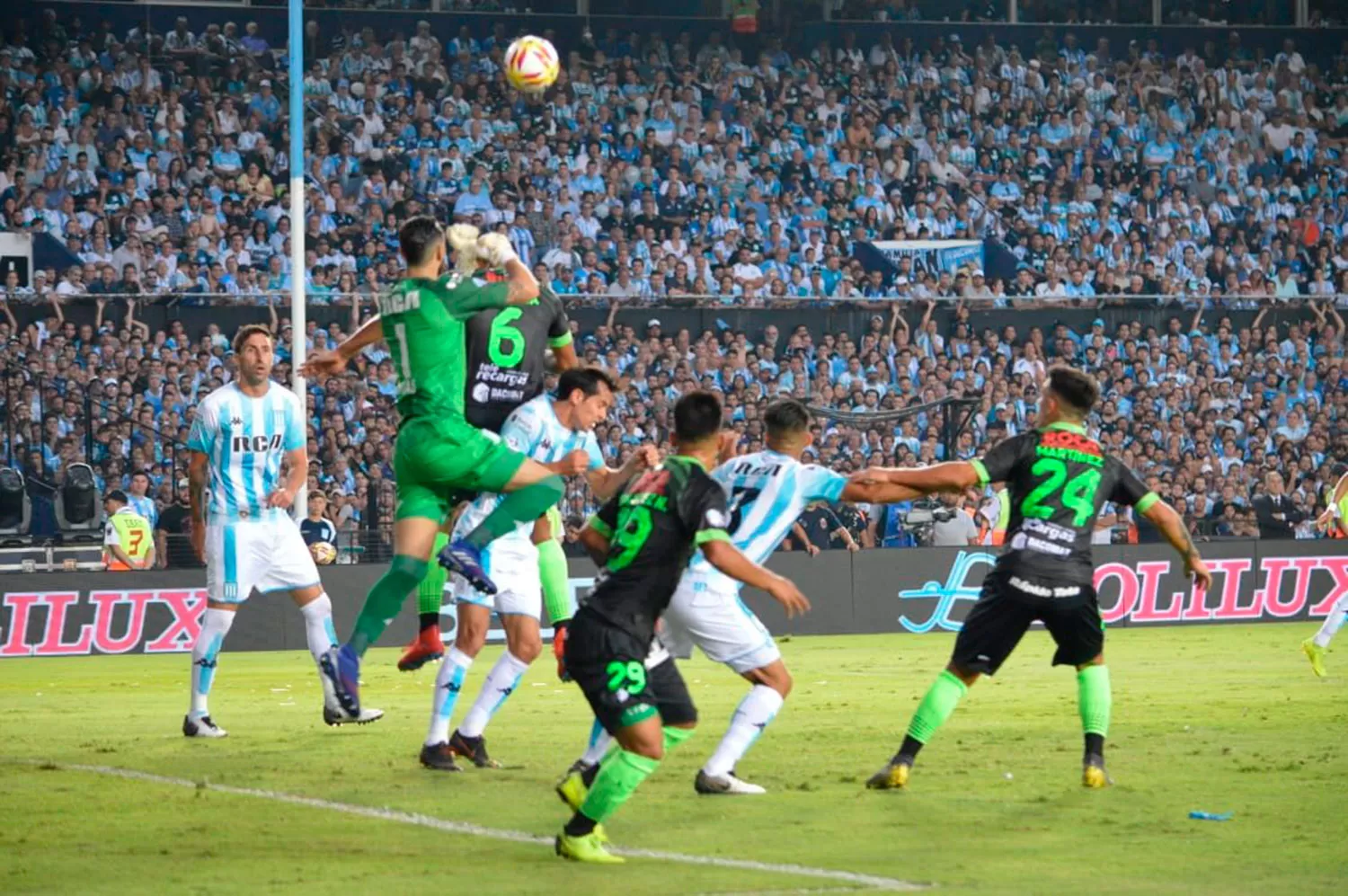 EN EL CILINDRO. Racing empató con Defensa y Justicia.