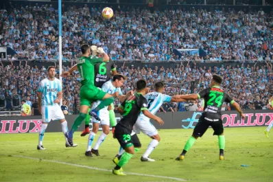 El subcampeón Defensa le empató a Racing, que festejó el título en Avellaneda