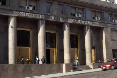 El Gobierno nacional encara una nueva licitación de Letes en dólares y de Lecaps en pesos