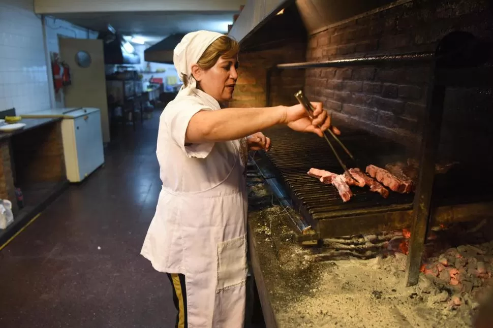 SU LUGAR EN EL MUNDO. Fabiana Barrera cocina unas tiras de asado en la parrilla del restaurante en el que trabaja desde hace muchos años. la gaceta / foto de Analía Jaramillo