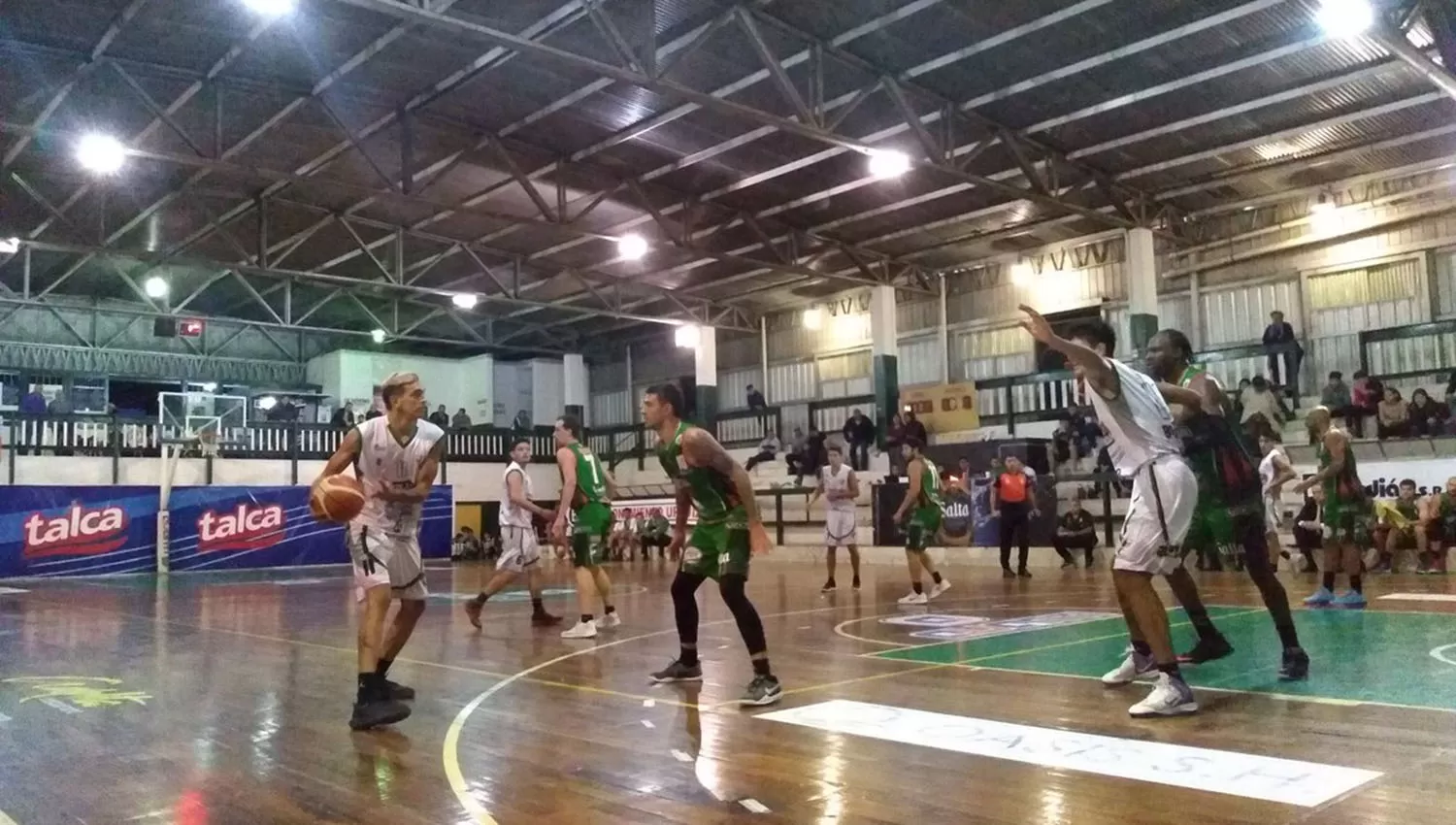 Nataniel Rodríguez jugó un partido perfecto ante los salteños. (FOTO TOMADA DE TWITTER @100x100Basquet)