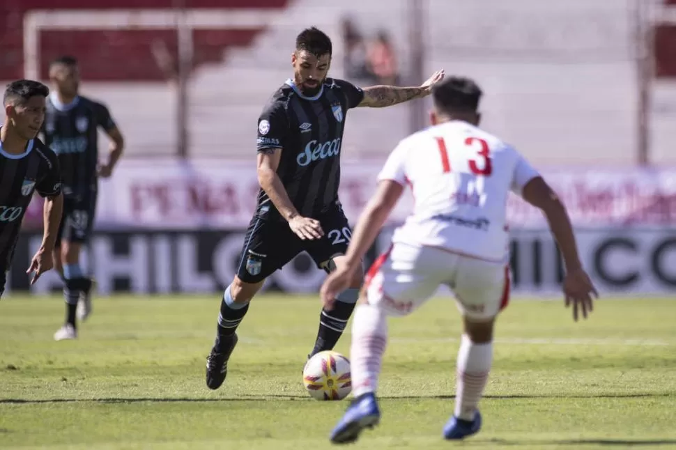 CUMPLIÓ, SIN LUCIRSE. José San Román, a punto de tirar un pelotazo. El defensor no fue muy exigido por los rivales. foto de Matias Napoli Escalero (especial para la gaceta) 