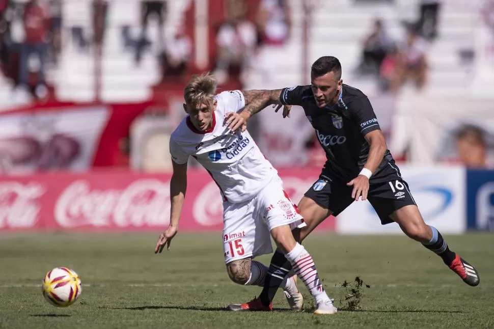 FUERTE PRESIÓN. Mathías Abero en la marca de Iván Rossi. El lateral se proyectó bien en el primer tiempo, pero en el complemento fue bastante exigido por el despliegue de los delanteros de Huracán. foto de Matias  Napoli Escalero (especial para la gaceta)