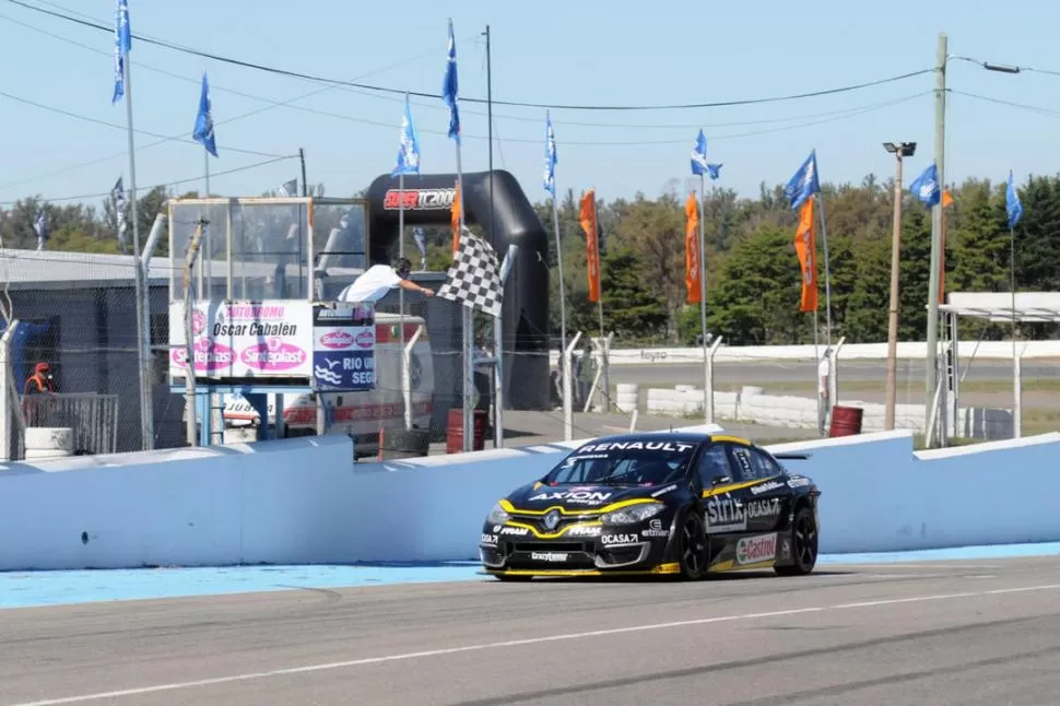 BANDERA A CUADROS. Leonel Pernía termina con su Renault el “trámite” en lo que convirtió a la final corrida en Córdoba.  Prensa Súper TC2000 