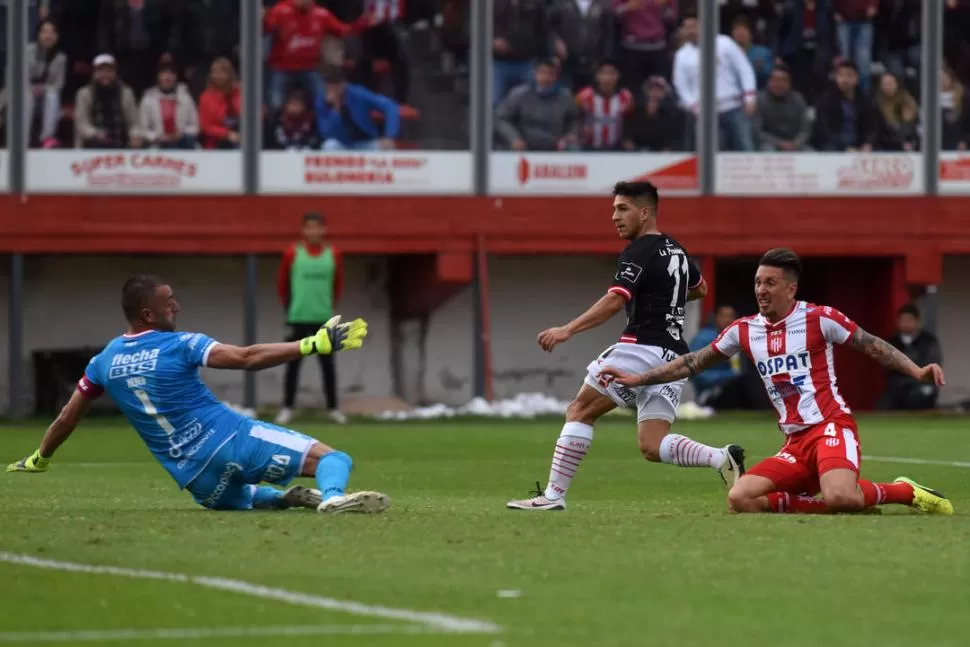 UNO QUE YA NO ESTÁ. Franco Costa, ahora jugador de Nacional de Paraguay, le ganó el duelo a Damián Martínez y a Nereo Fernández y marcó el primer gol de San Martín en la Superliga que terminó ayer. la gaceta / foto de diego aráoz