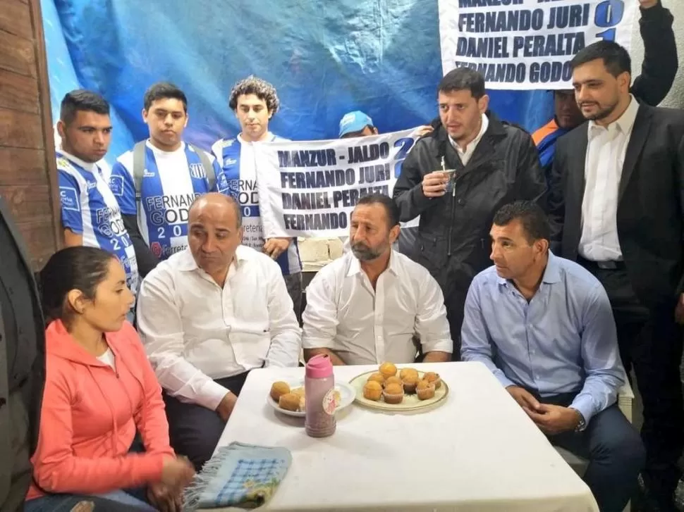 CON EL MANDATARIO. Guillermo Gassenbauer (con el mate) había acompañado el viernes a Manzur y a Leito en una recorrida por el barrio Muñecas II. 