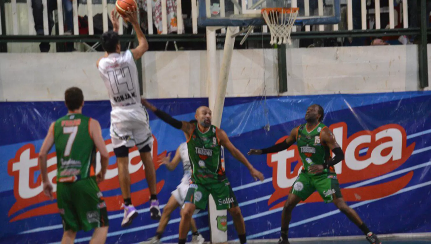 Francisco Bonja es fundamental en el juego interior del Trueno verde. (FOTO TOMADA DE TWITTER @TribunoBasquet)