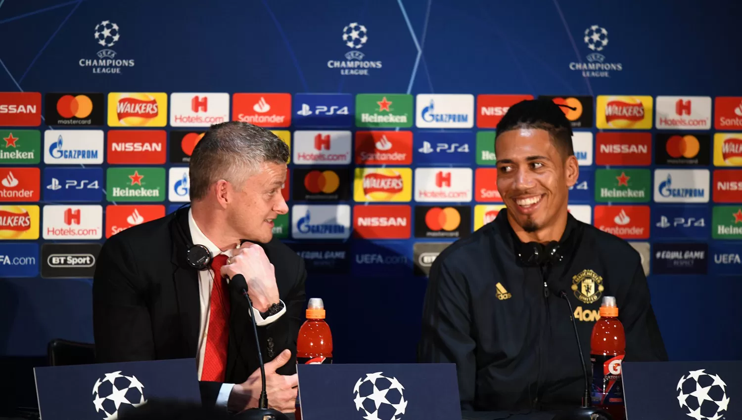 Solskjaer junto a Smalling en la conferencia de prensa. (FOTO TOMADA DE TWITTER @ManUtd_Es)