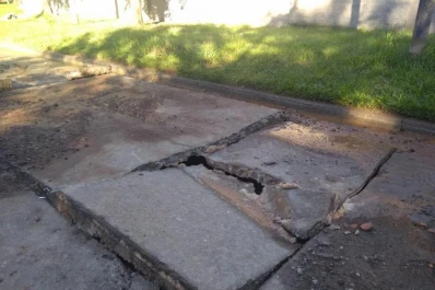 Se rompió la calle y quebró el tren delantero del auto