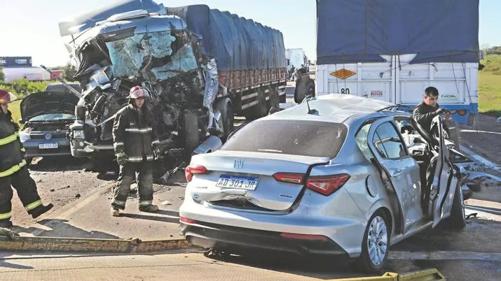 Al menos nueve vehículos se vieron involucrados en el accidente. FOTO TOMADA DE ELLIBERAL.COM.AR
