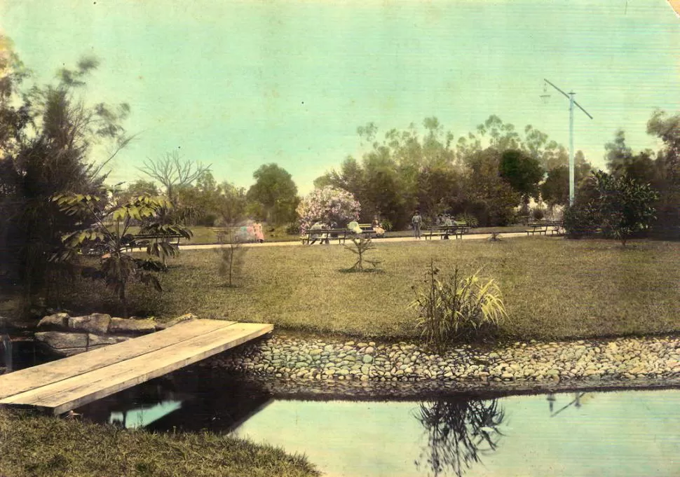 PLAZA URQUIZA. En esta foto coloreada, don Santiago Maciel registró un ángulo del paseo, hacia 1910. 