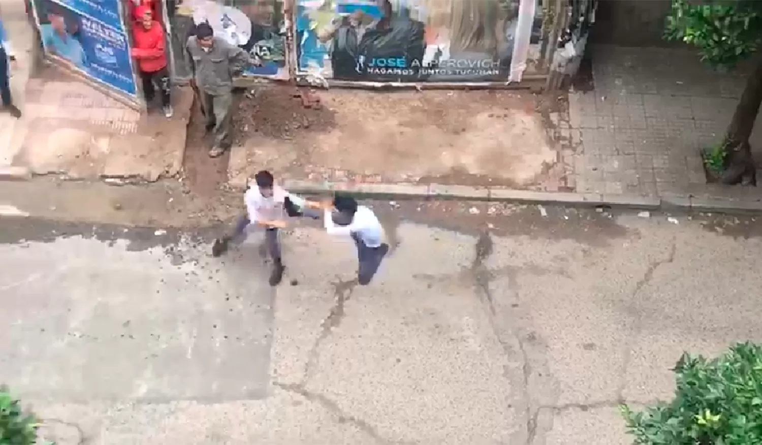 Cada viernes, jóvenes estudiantes recrean el Street Fighter en el pasaje Bertrés