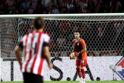 Fernández tiene un año más de contrato y custodiaría el arco en la “B” Nacional