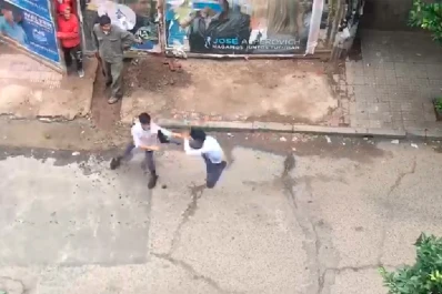 Cada viernes, jóvenes estudiantes recrean el Street Fighter en el pasaje Bertrés