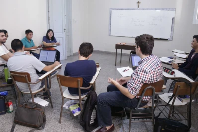 Los curas del futuro usan chupin y no dejan el celular