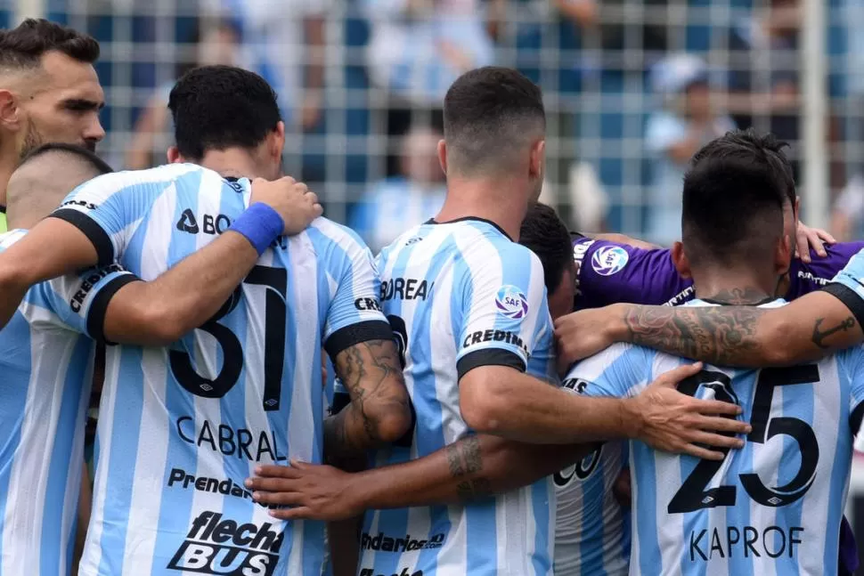 PARA SEGUIR FESTEJANDO. El plantel se abraza tras conseguir la última victoria de la temporada. La gran campaña que hizo Atlético le servirá para estar más tranquilo con el promedio en 2019/2020. la gaceta / foto de DIEGO ARáOZ