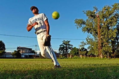 Como su lanzamiento favorito, un tucumano se eleva en el mundo del sóftbol
