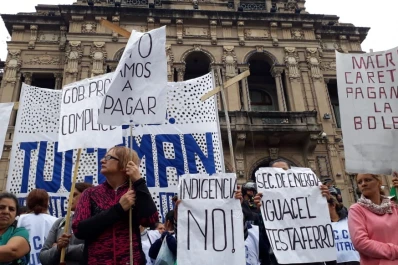 Protestan en la plaza Independencia contra la política económica nacional
