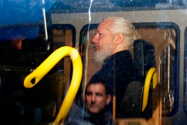 Assange debe rendir cuentas por la campaña de Trump, afirmó Jon Lee Anderson