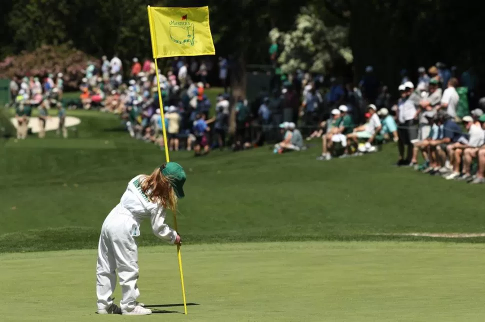 AYUDANTE. Katelyn, la hija de Charley Hoffman, coloca la bandera. reuters