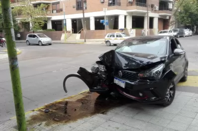 Accidente en la plaza Urquiza: se desvió y chocó contra un poste de luz