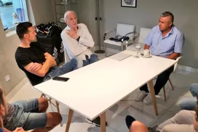 Menotti y Scaloni tienen posturas disímiles por el armado de un seleccionado local