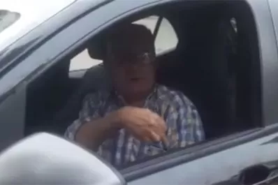 El enojo del hombre que protagonizó el accidente en la plaza Urquiza