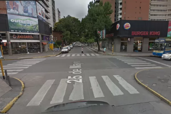 Un hombre con un bebé en brazos roba a escolares en Barrio Norte