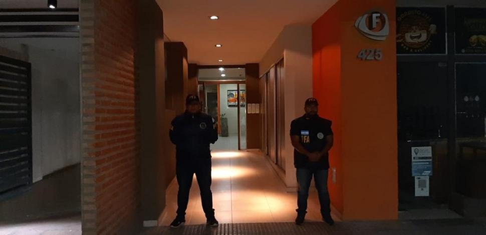 BIEN VIGILADO. El edificio donde residía el hijo de un juez penal jujeño.  