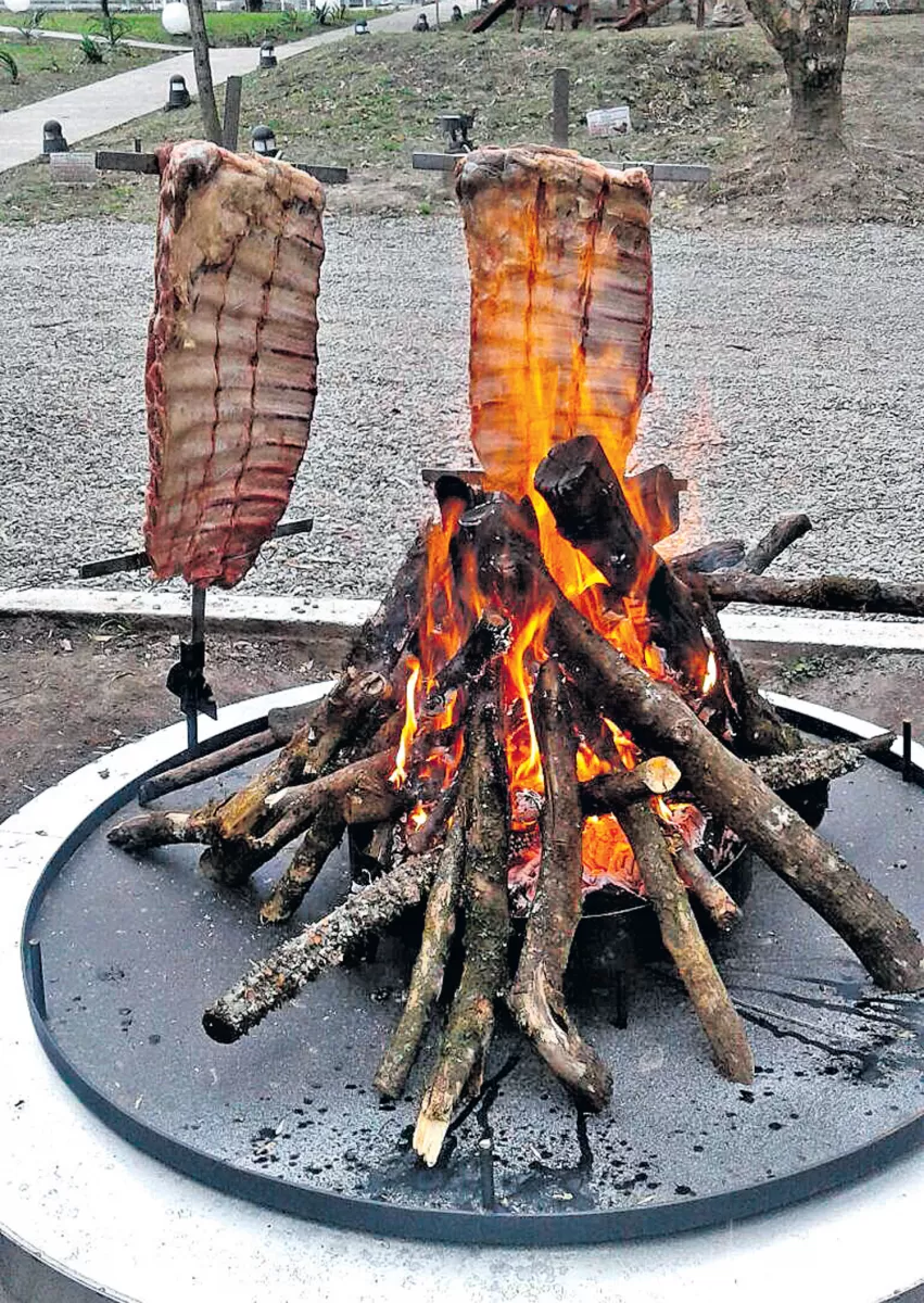 COSTILLAR A LA CRUZ. Los domingos son días de fuego y brasa en el restaurante de la hostería taficeña.