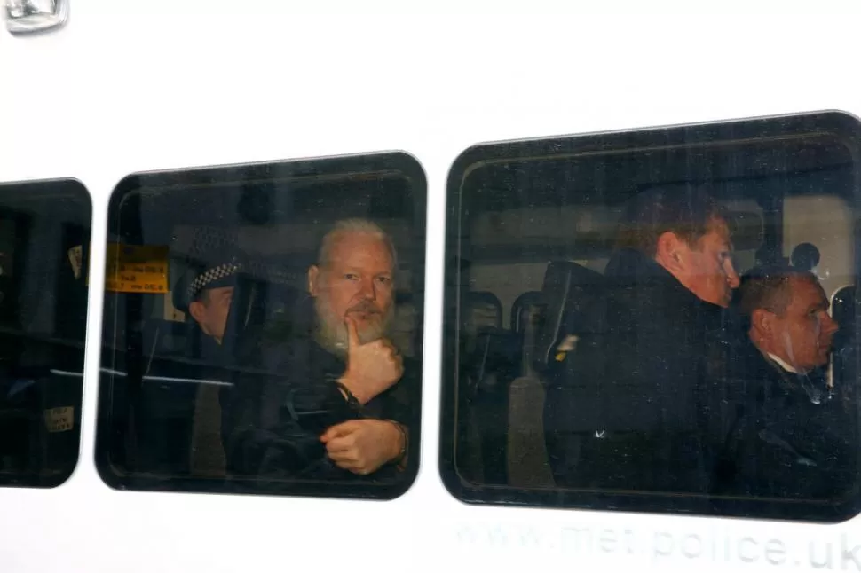 ESPOSADO. Assange estuvo seis años alojado en la Embajada ecuatoriana, acusado de espionaje a Estados Unidos, fue sacado en coche policial.  reuters 