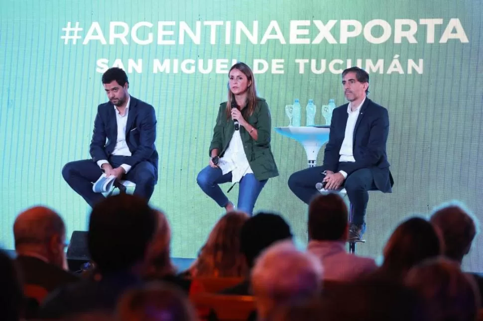 EXPOSICIÓN. Trípodi (derecha) destacó que el sector energético lidera ampliamente las inversiones y afirmó que esta situación se mantendrá. 