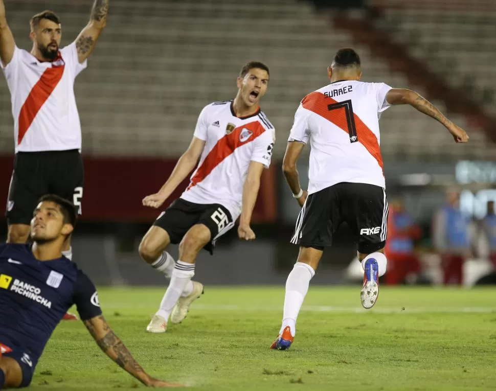 MARCÓ EL CAMINO. Ignacio Fernández (27) festeja efusivamente el primer tanto que conquistó Matías Suárez (7). reuters 