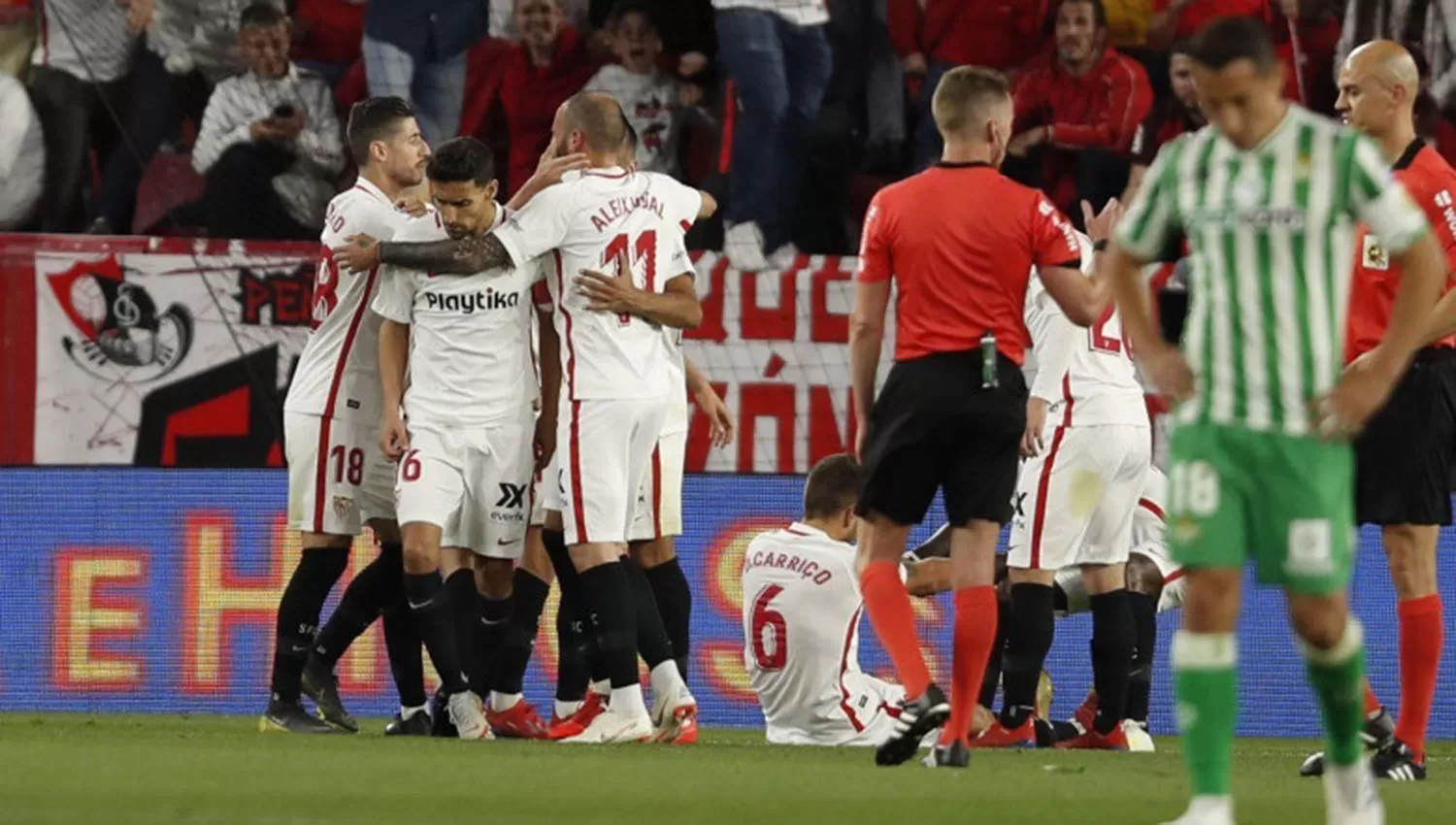 En el clásico sevillano, hubo goles y emotividad. (REUTERS)