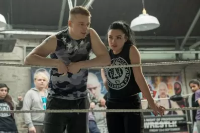 Luchando con mi familia una comedia divertida, fresca y con lógico final feliz