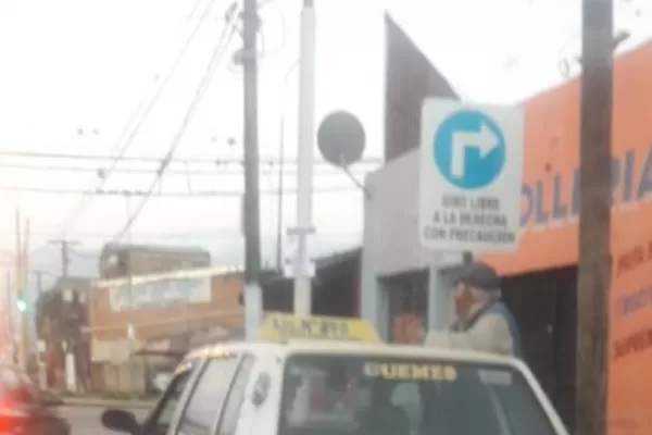 Paran taxis en una esquina con giro libre