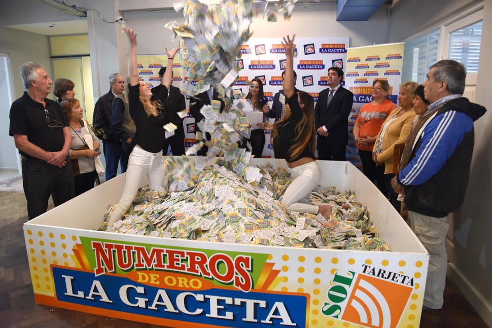EN VIVO. Ante escribano público y testigos se sacó la tarjeta ganadora. 