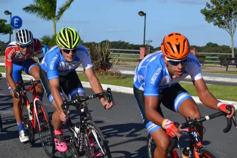 AUTORIDAD. Zacarías Khoder (h) encabeza uno de los pelotones durante el desarrollo de la “Vuelta Internacional de Formosa”. Atrás aparece Juan Curuchet.. 