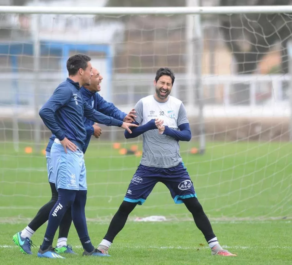 EXPERIMENTADO. En el final de su séptima temporada en Atlético, Lucchetti (en la foto, con Abero y Mercier) no pierde las esperanzas de salir campeón, algo que no es tan descabellado con el nuevo formato. la gaceta / FOTO DE hector peralta