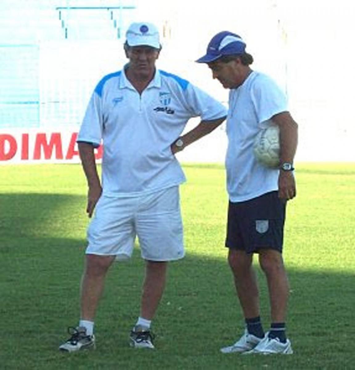 RECONOCIMIENTO. Jorge Solari, que en la foto aparece con su ayudante Roberto Ramírez, ya está en el corazón de los hinchas de los “Decanos”. 