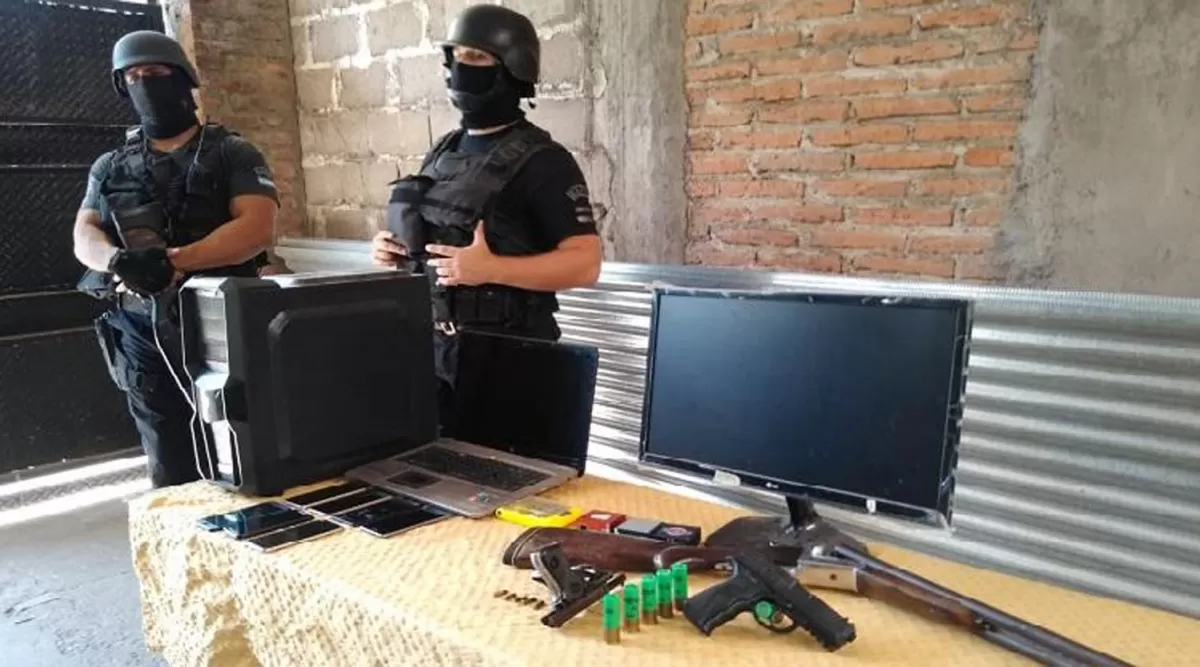 BIEN CUSTODIADOS. Los equipos y las armas que fueron decomisadas por los policías en los allanamientos.