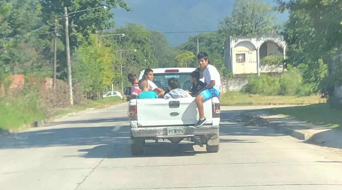 Conductor imprudente pone en riesgo la vida de quienes transporta