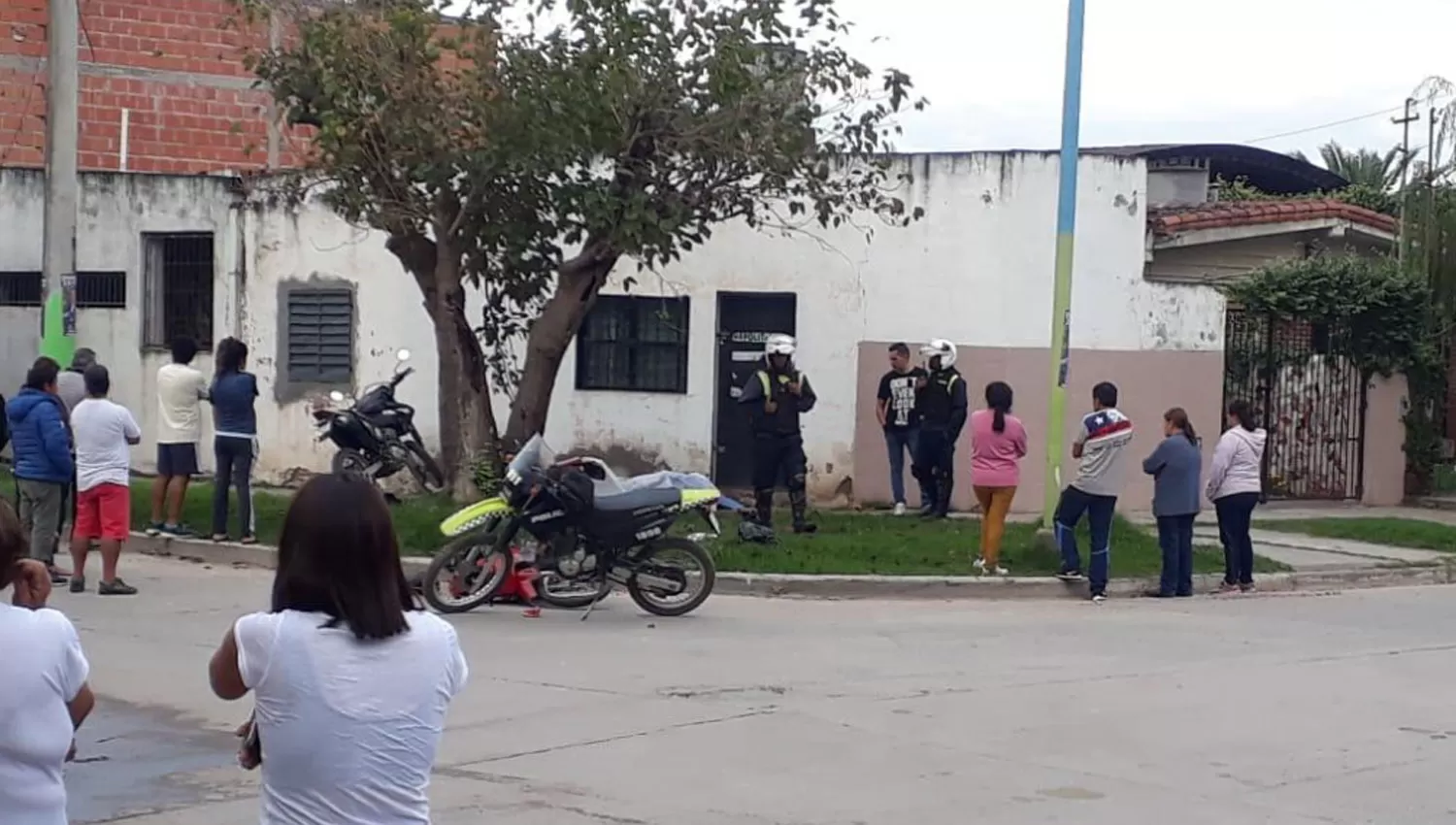 EN EL CRUCE. Las dos motos quedaron tiradas sobre la calle y la vereda.