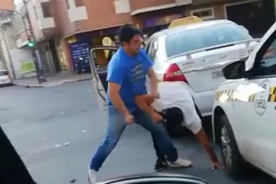 Dos taxistas boxearon en Cuba y avenida Avellaneda