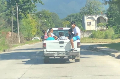 Conductor imprudente pone en riesgo la vida de quienes transporta