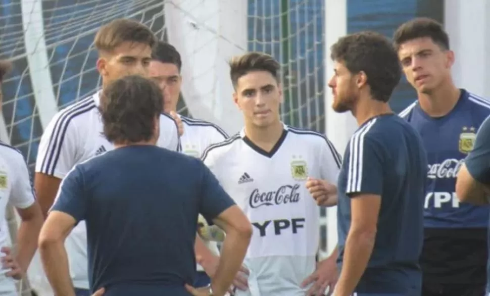 JUEGA EDUCANDO. Pablo Aimar logró dar con la Selección sub 17 un paso adelante para el fútbol argentino. 