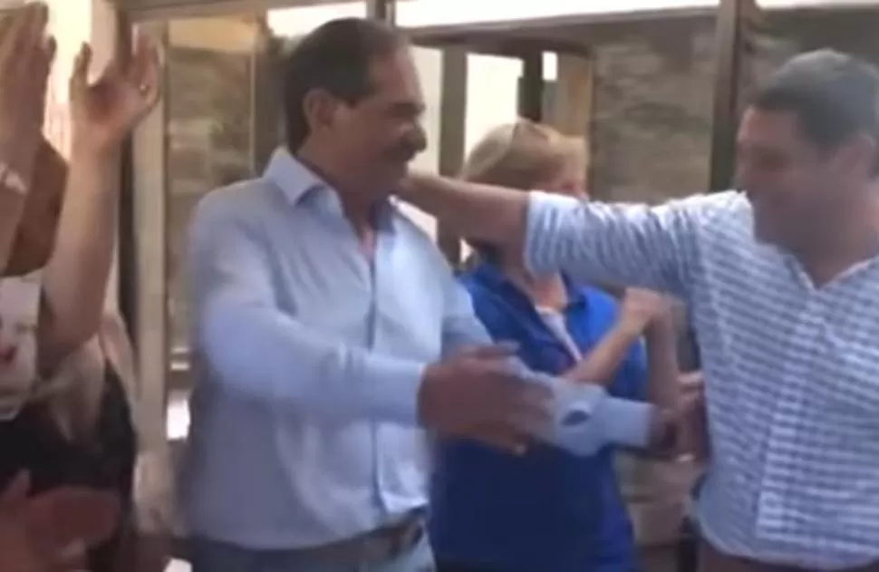 EL SALUDO DE LOS CANDIDATOS. Alperovich recibe el abrazo de Pérez. CAPTURA DE VIDEO