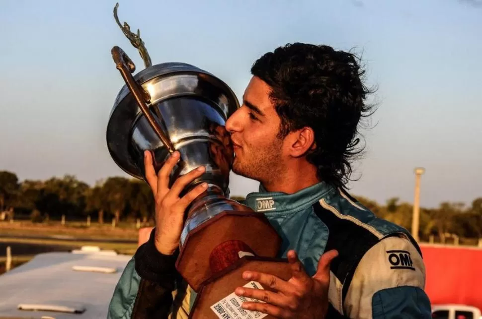 MUY DAÑADO. Así quedó el Renault Fluence de Reinoso luego del choque. fotos de hernán capa y Eduardo Reinoso 