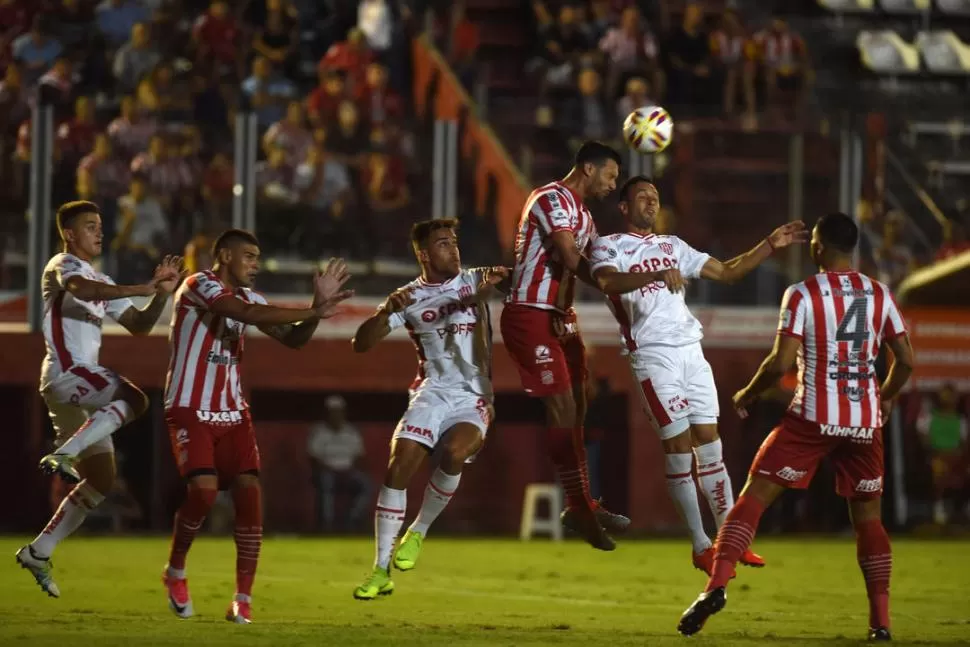 JUEGO EN LAS ALTURAS. Julián Vitale gana de cabeza entre dos defensores “tatengues”, mientras Rodrigo Moreira y Lucas Acevedo miran el destino de la pelota. la gaceta / foto de DIEGO ARAOZ