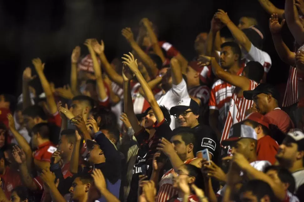 PIDEN POR EL CENTRAL. Los hinchas “santos” quieren que Lucas Acevedo continúe en el club para jugar la B Nacional. la gaceta / foto de DIEGO ARAOZ